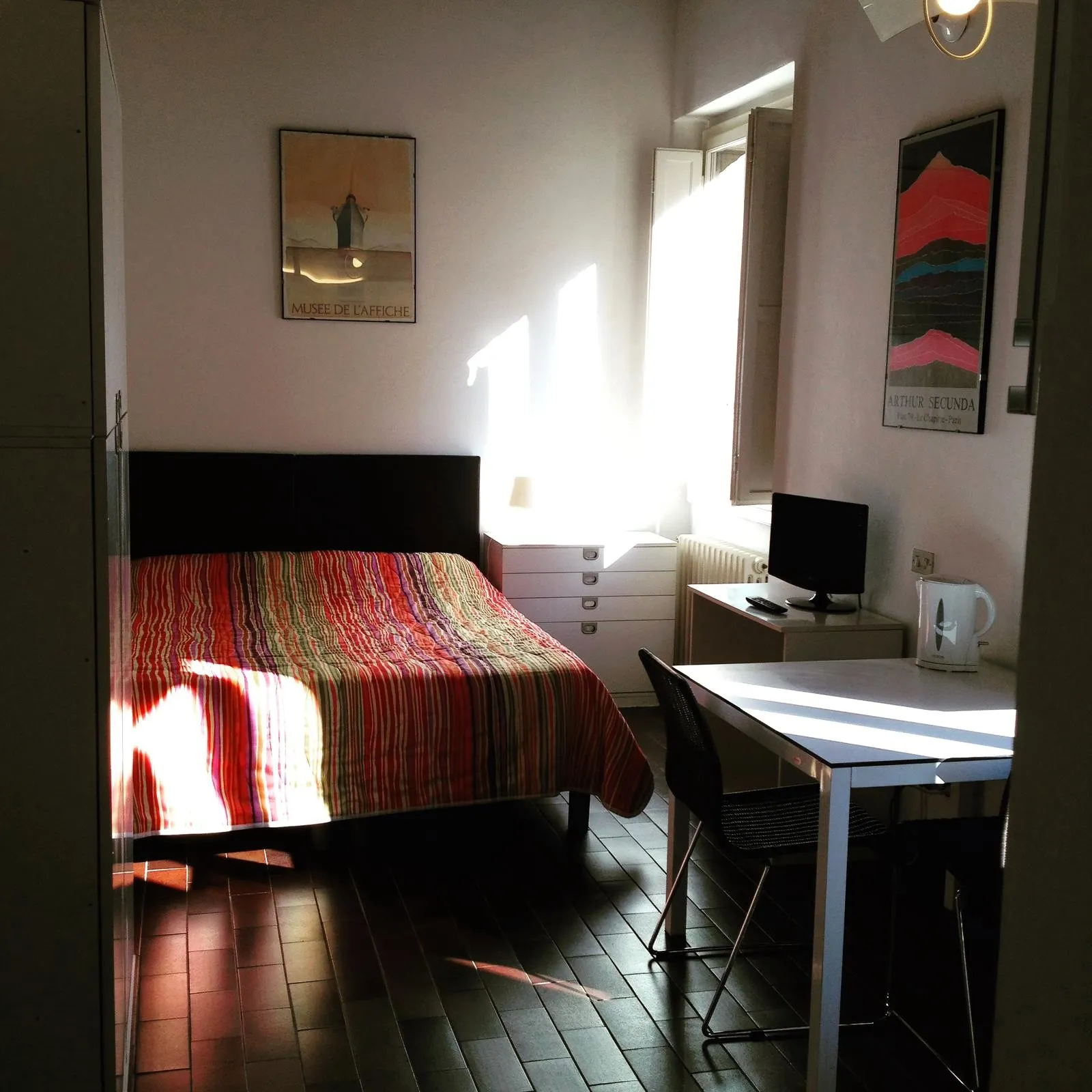 Zona de noche con cama de matrimonio, escritorio y ventana