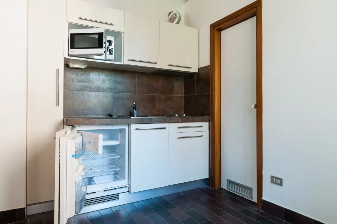 Fitted kitchenette with microwave and fridge