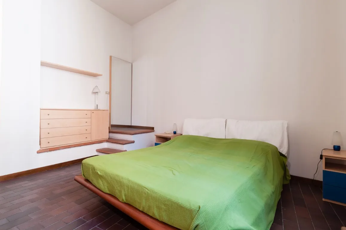 Dormitorio de matrimonio con cómoda y espejo