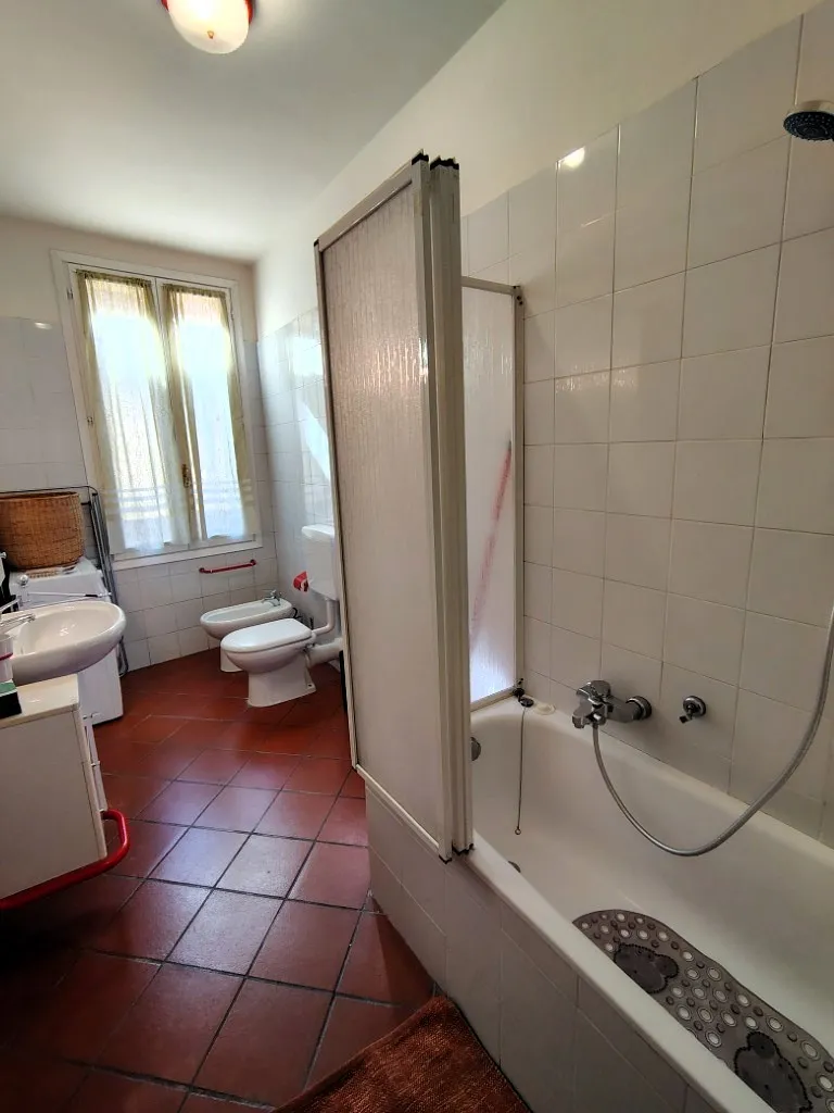 Bagno finestrato con vasca, box doccia e bidet