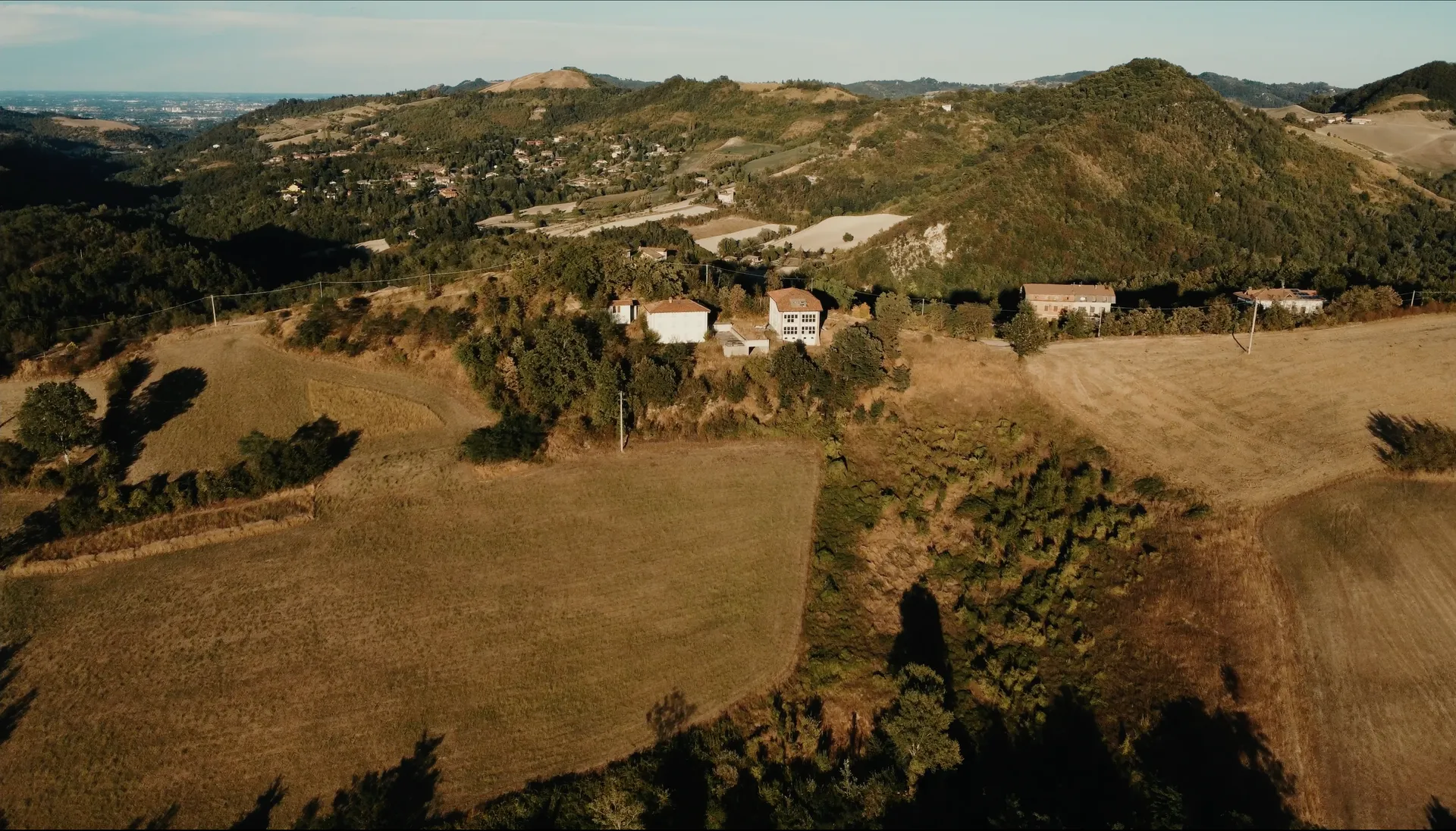 Vista aerea del borgo Cà dei Sarti e delle colline bolognesi circostanti