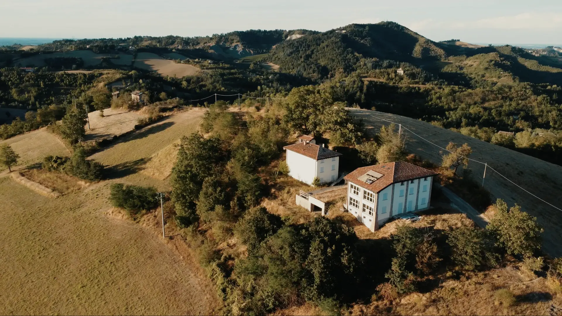 Vista aerea dei due edifici di Cà dei Sarti sulle colline bolognesi