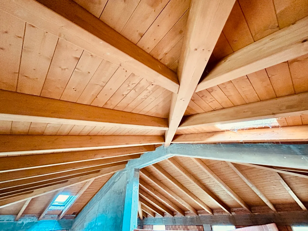 Struttura del tetto in legno a vista, interni al grezzo