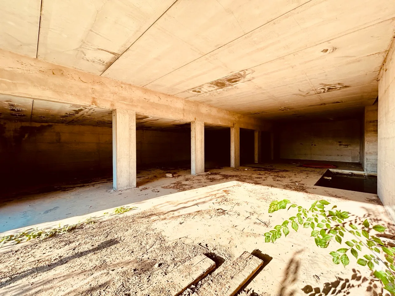 Garage interrato al grezzo con pilastri in cemento armato
