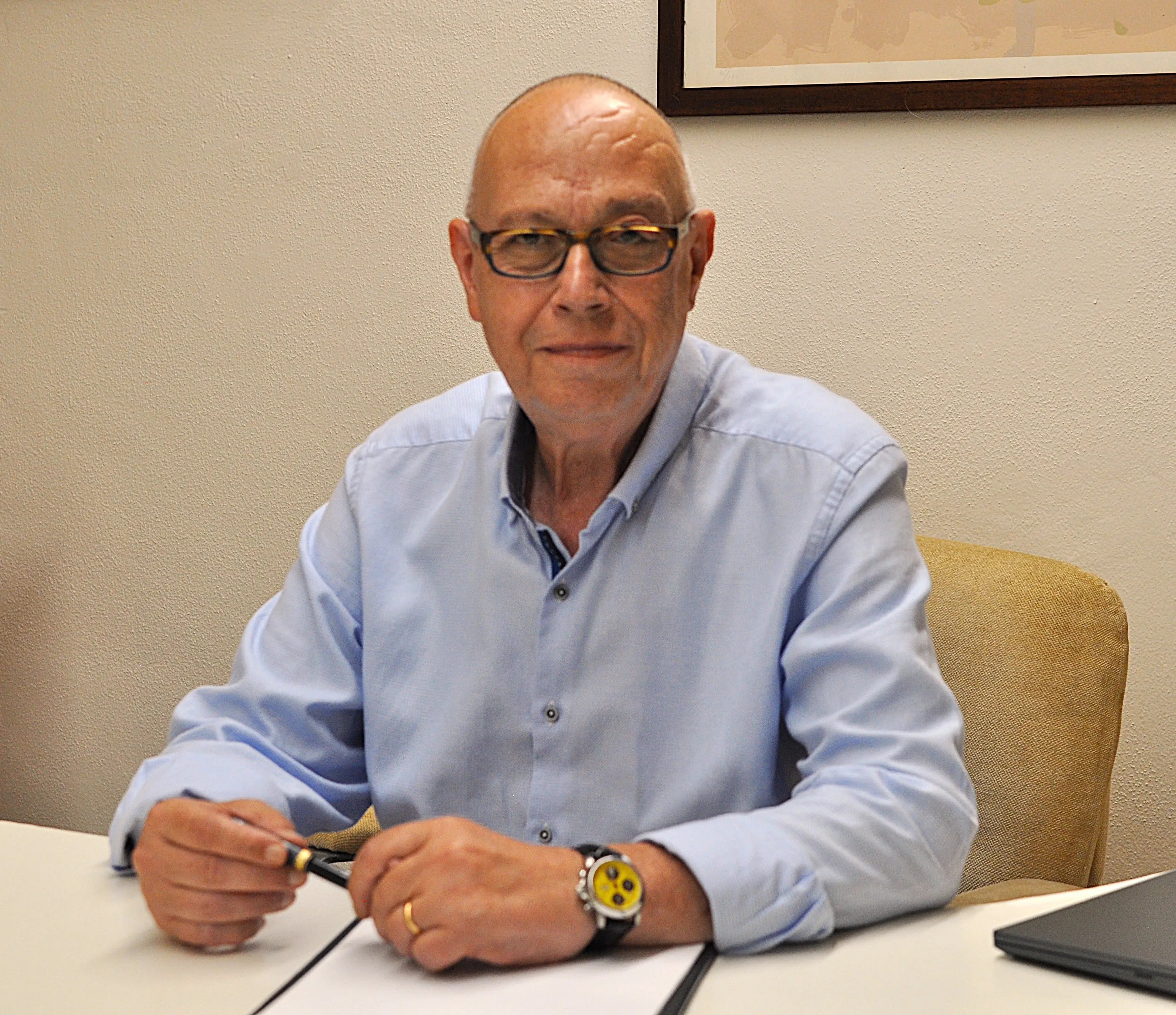 Piero Rubini alla scrivania del suo studio