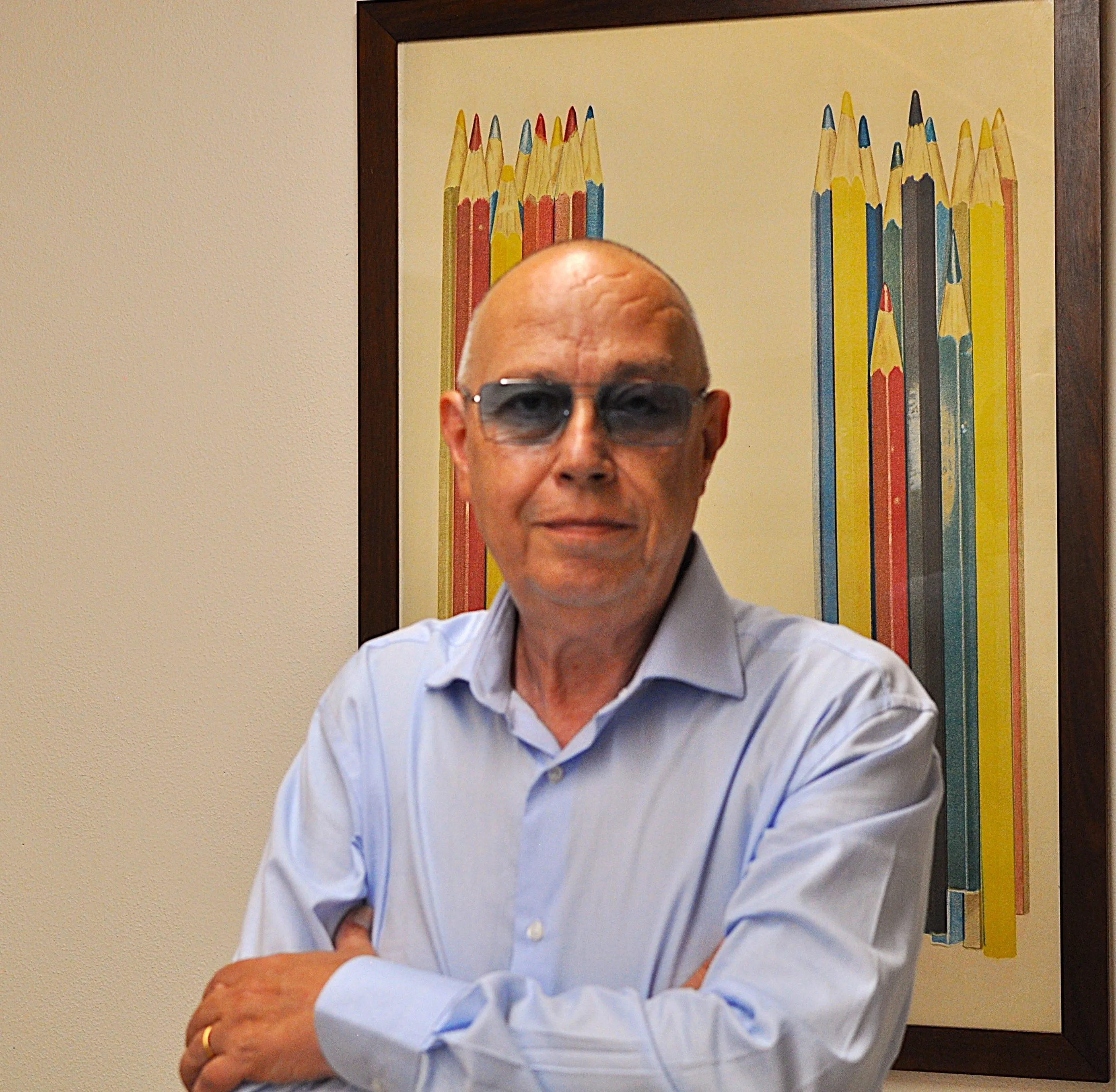 Retrato de Piero Rubini en su despacho, delante de un cuadro de lápices de colores