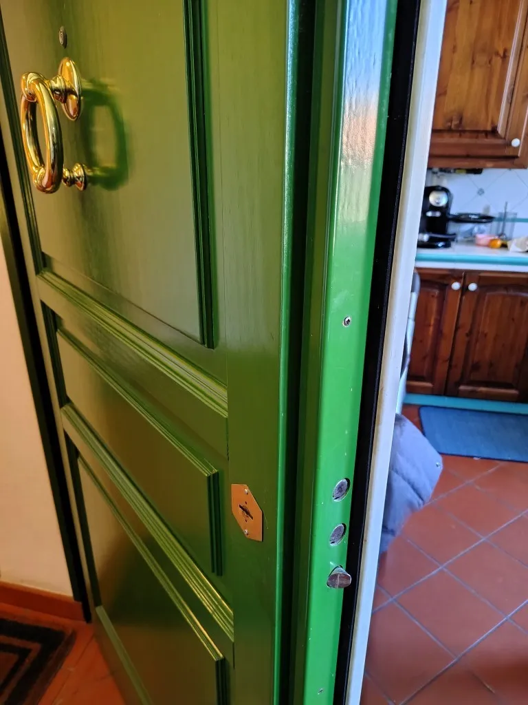 Porta blindata d'ingresso dell'appartamento