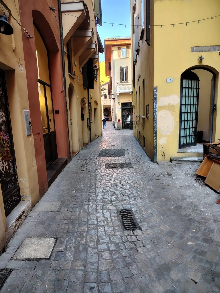 Via dell'Inferno: la strada acciottolata e semi-pedonale del Ghetto Ebraico
