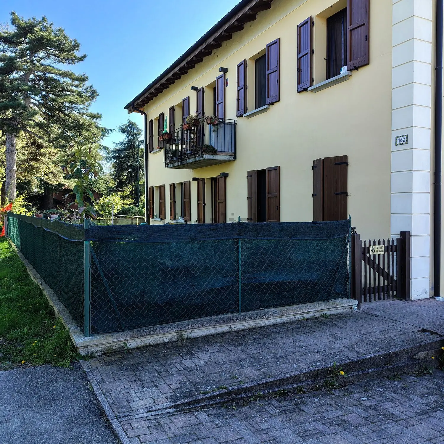 La palazzina di Via Landa 162 con il giardino privato recintato